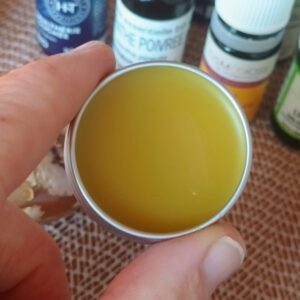 L'hiver arrive avec son lot de petits maux, et nos voies respiratoires sont souvent mises à rude épreuve. Plutôt que de recourir à des solutions conventionnelles, pourquoi ne pas créer votre propre baume de soutien respiratoire, naturel et efficace ?