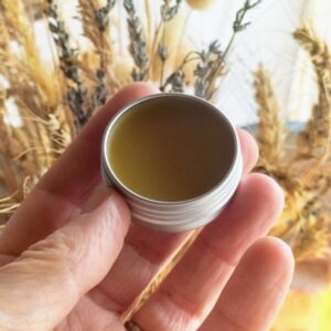 L'hiver arrive avec son lot de petits maux, et nos voies respiratoires sont souvent mises à rude épreuve. Plutôt que de recourir à des solutions conventionnelles, pourquoi ne pas créer votre propre baume de soutien respiratoire, naturel et efficace ?