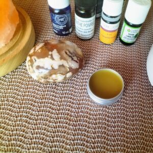 L'hiver arrive avec son lot de petits maux, et nos voies respiratoires sont souvent mises à rude épreuve. Plutôt que de recourir à des solutions conventionnelles, pourquoi ne pas créer votre propre baume de soutien respiratoire, naturel et efficace ?