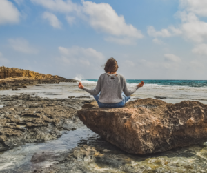 La plante entre par le souffle. Le souffle devient un canal que le corps reconnaît. Ses molécules circulent dans la chair, le sang et les organes, réaccordant le corps et activant une énergie subtile.